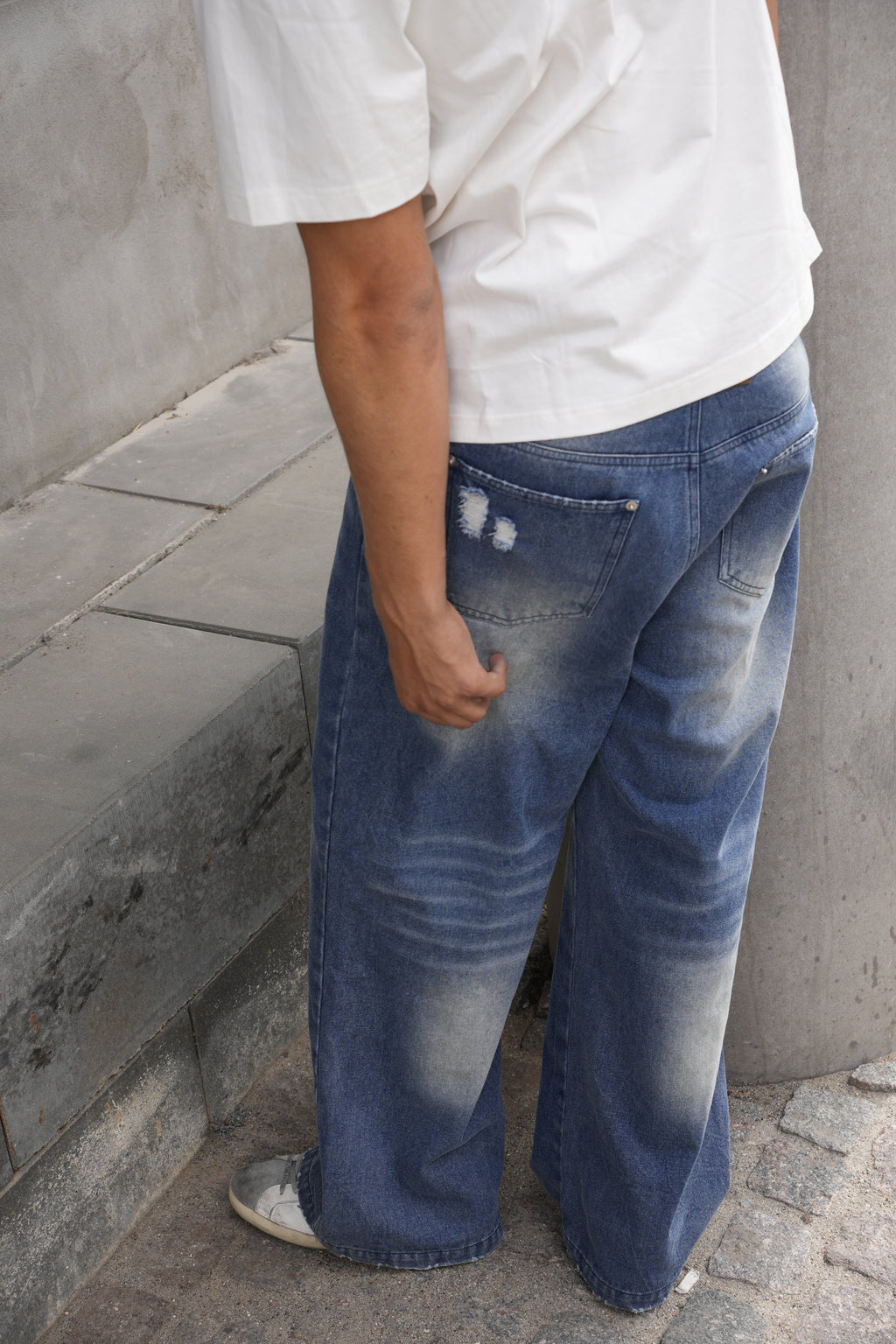 BAGGY DISTRESSED JEANS