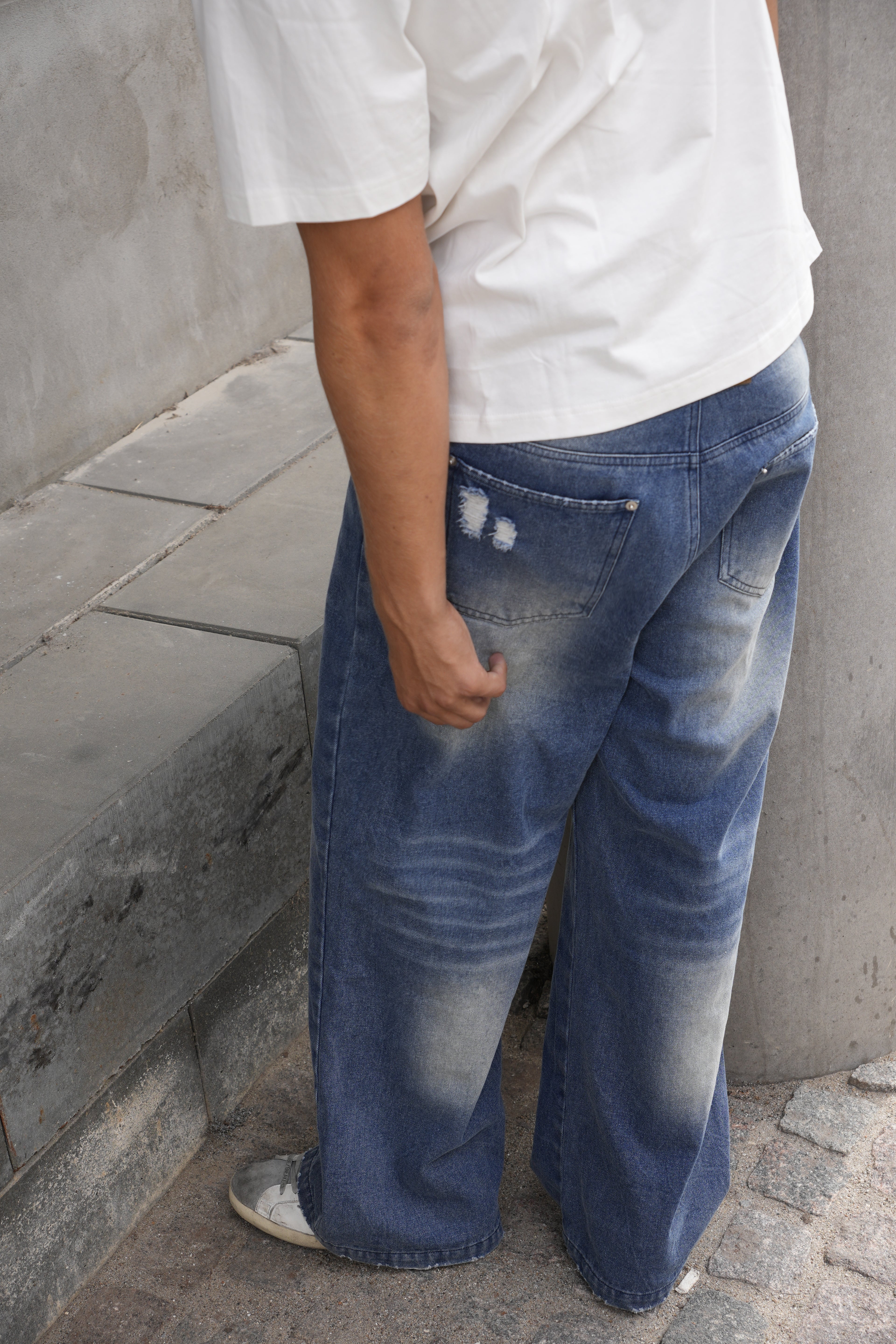 BAGGY DISTRESSED JEANS